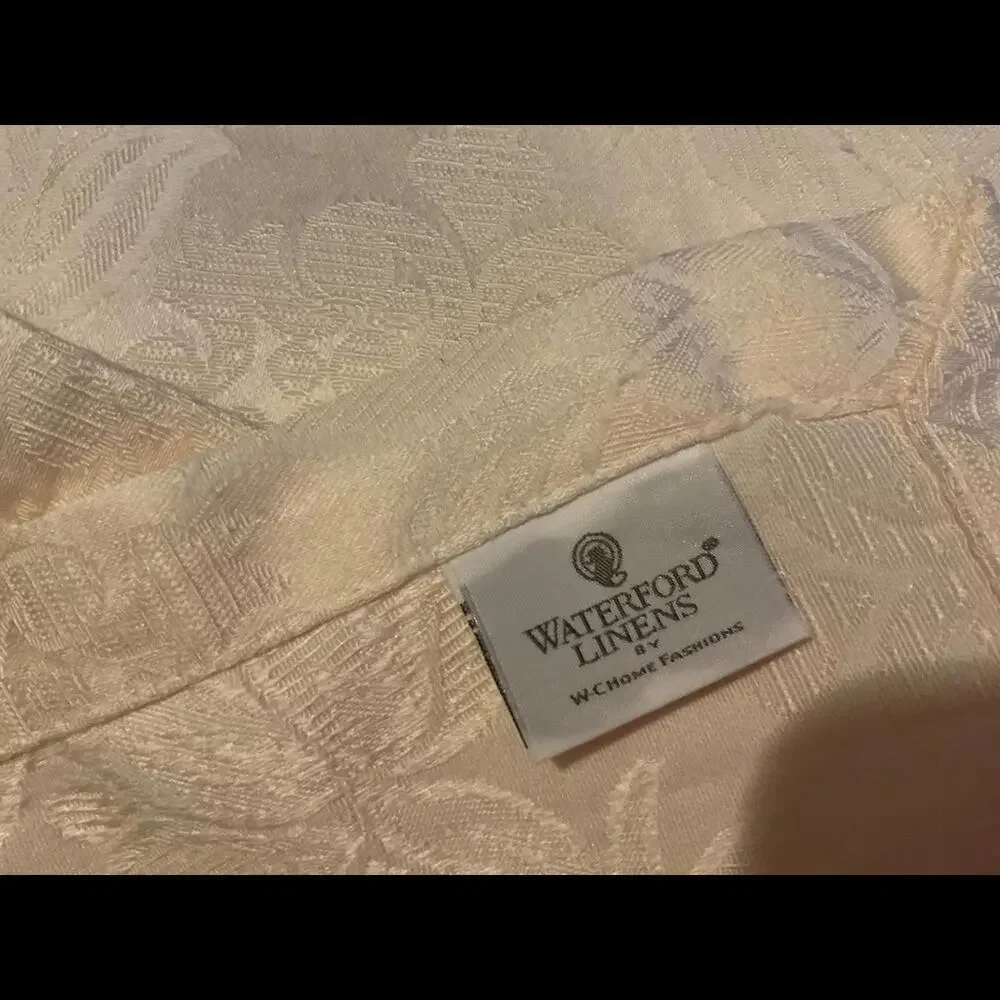 Waterford Linens Elegant White/ Cream Floral Damask Table Napkins (4)